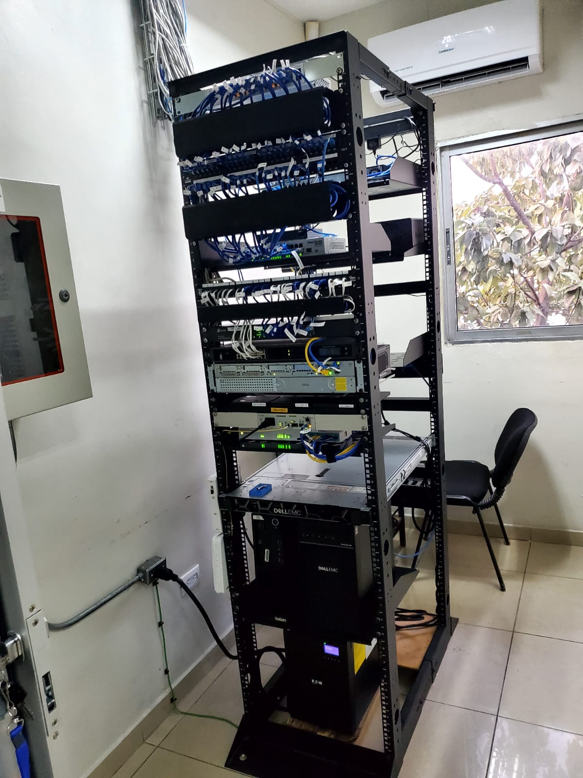 Rack finalizado con cables etiquetados